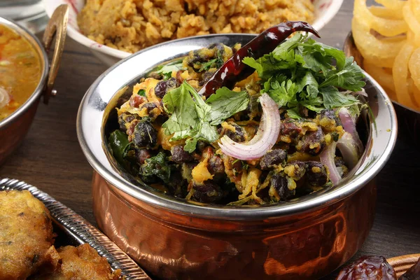孟加拉伊夫塔 拉马丹早餐将成熟的枣仁 香辣的皮胡葱 适合茄子的茄子 哈莱姆 罗帕皮 胡里米 咖哩放在乡村木桌上 — 图库照片