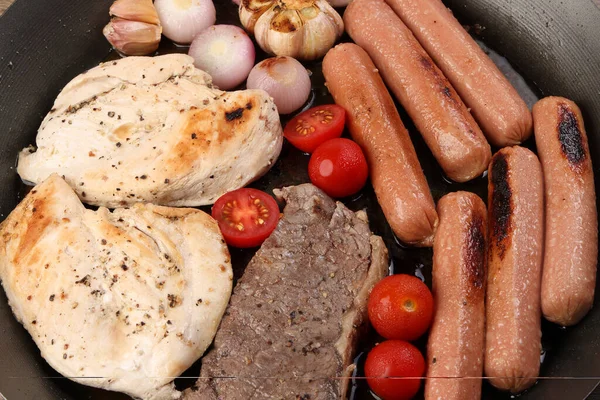 Mix Meet Pan Chicken Breast Beef Steak Wurst Tomaten Zwiebel — Stockfoto