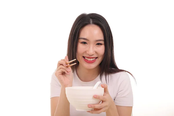 Schöne Junge Südostasiatische Frau Hält Chinesische Leere Essstäbchen Suppenlöffel Schüssel — Stockfoto