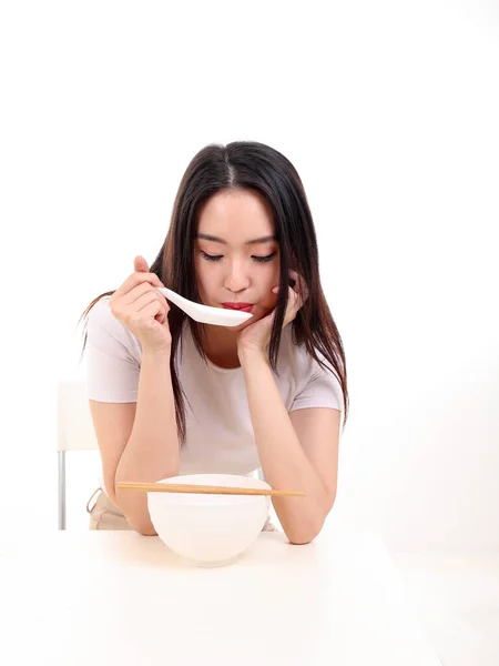 Bela Jovem Sudeste Asiático Mulher Segurando Chinês Vazio Chopstick Sopa — Fotografia de Stock