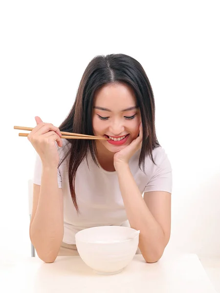 Schöne Junge Südostasiatische Frau Hält Chinesische Leere Essstäbchen Suppenlöffel Schüssel — Stockfoto