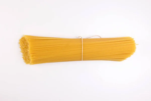 Spaghetti Cru Sec Posé Sur Fond Blanc Macro Gros Plan — Photo