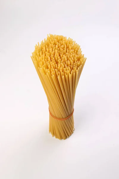 Droge Ruwe Spaghetti Witte Achtergrond Staan Pijler Recht Omhoog — Stockfoto