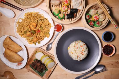 Hamur köfteleri, bambu buharlı yumurta, pilav, pullu sığır eti, rendang merdiven, tofu, karides, biber yağı, soya sosu, çatal kaşık, ahşap masa yemeği, fast food.