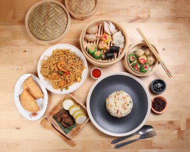 Hamur köfteleri, bambu buharlı yumurta, pilav, pullu sığır eti, rendang merdiven, tofu, karides, biber yağı, soya sosu, çatal kaşık, ahşap masa yemeği, fast food.
