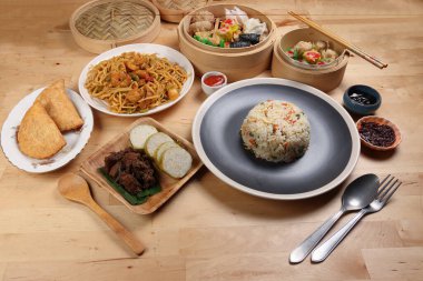 Hamur köfteleri, bambu buharlı yumurta, pilav, pullu sığır eti, rendang merdiven, tofu, karides, biber yağı, soya sosu, çatal kaşık, ahşap masa yemeği, fast food.