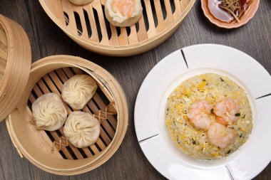 Karidesli shaomai Xiao long bao dim sum hamur köftesi karidesli karides balığı bambu buharlı deniz mahsulü sebze tabak soslu pilav çubukları çorba kaşığıyla kırsal arkaplama