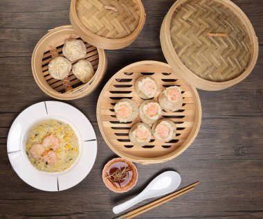 Karidesli shaomai Xiao long bao dim sum hamur köftesi karidesli karides balığı bambu buharlı deniz mahsulü sebze tabak soslu pilav çubukları çorba kaşığıyla kırsal arkaplama