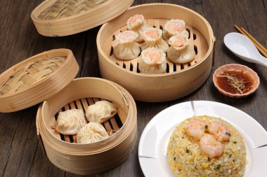 Karidesli shaomai Xiao long bao dim sum hamur köftesi karidesli karides balığı bambu buharlı deniz mahsulü sebze tabak soslu pilav çubukları çorba kaşığıyla kırsal arkaplama