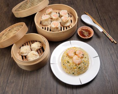 Karidesli shaomai Xiao long bao dim sum hamur köftesi karidesli karides balığı bambu buharlı deniz mahsulü sebze tabak soslu pilav çubukları çorba kaşığıyla kırsal arkaplama