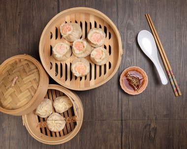 Karidesli shaomai Xiao long bao dim sum hamur köftesi karidesli balık balığı bambu buharı soslu deniz ürünleri yemek çubukları çorba kaşığı