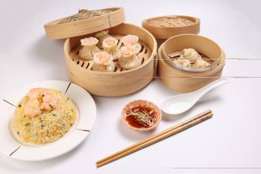 Karidesli shaomai Xiao long bao dim sum hamur köftesi karidesli balık balığı bambu buharlı buhar soslu sebze.