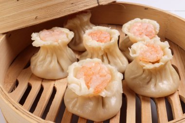 Beyaz arka planda bambu buharlı karides shaomai dim sum hamur köftesi.