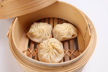 Xiao long bao dim sum hamur tavuklu karides balık bambu buharlı deniz mahsulü sebze beyaz arka planda.