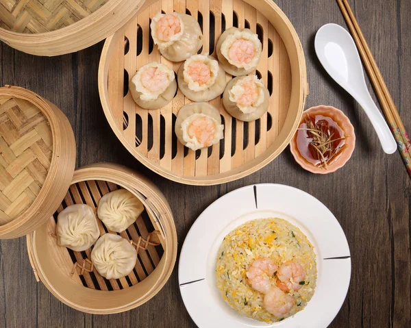 Bao Dim Dumpling 닭고기 프레싱 업자가 접시용 젓가락 국물에 — 스톡 사진