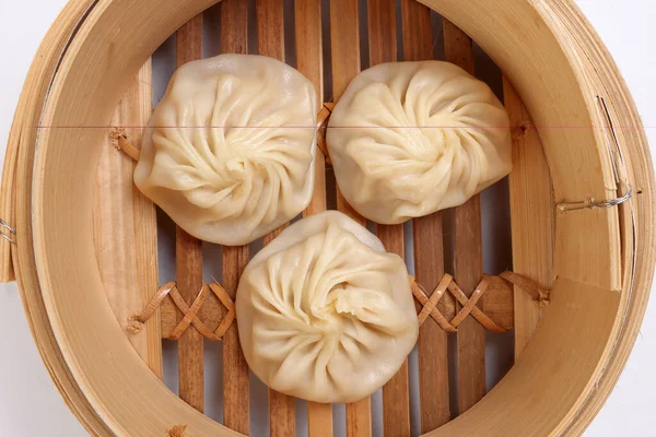 Xiao long bao dim sum hamur tavuklu karides balık bambu buharlı deniz mahsulü sebze beyaz arka planda.