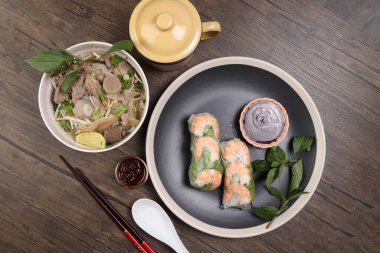 Vietnamlı karides karidesleri pirinç kağıdından yapılmış erişteli şehriye çorbası, biftek köftesi işkembe, mide parçaları fesleğen, kireç, ahşap yemek çubukları, kaşık sosu teneke bardak.