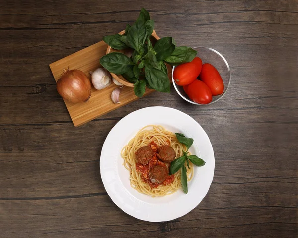 Molho Espaguete Cozido Carne Bola Queijo Placa Branca Com Ingredientes — Fotografia de Stock