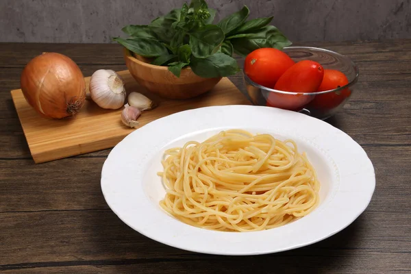 Cooked Spaghetti White Plate Ingredients Roma Tomato Glass Bowl Basil — Stok Foto