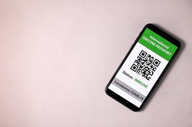 Dijital uluslararası aşı pasaport akıllı telefon ekranı qr kod uygulaması Coronavirus covid 19 beyaz arka plan bağışıklığı