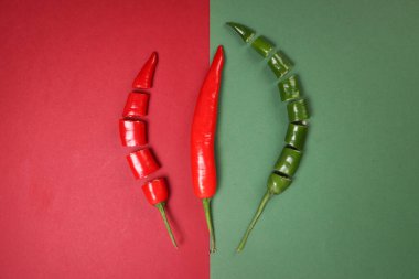 Yeşil kırmızı biberli yeşil kırmızı biberli arka planda tohumları kes