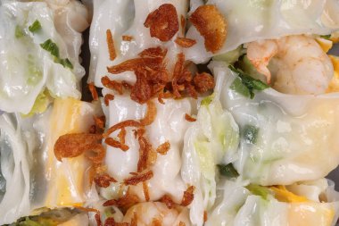 Çin usulü pilavlı şehriyeli makarna, doldurulmuş karides, karides, tavuk, kızarmış soğanlı, siyah tabakta garnitür.