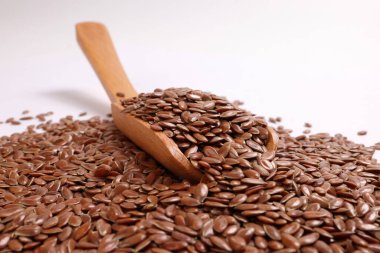 Keten tohumu, keten tohumu yakın çekim, tahta kepçe kaşık, üzerinde tohum yığını.