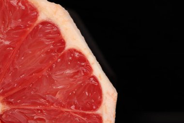 Yakut kırmızısı greyfurt siyah arkaplanda makro posası