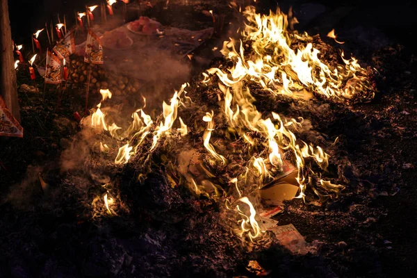 Chinese Hungry Ghost Festival Burning Flame Fire Glowing Ashes Firefly — Stock fotografie