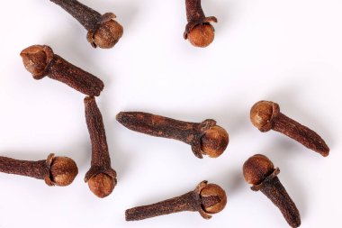 Kokulu kuru karanfil ama baharat makrosu beyaz arkaplanda üst görüntüyü kapatır