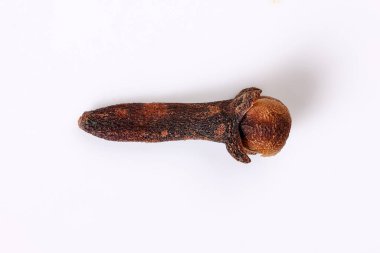 Kokulu kuru karanfil ama baharat makrosu beyaz arkaplanda üst görüntüyü kapatır