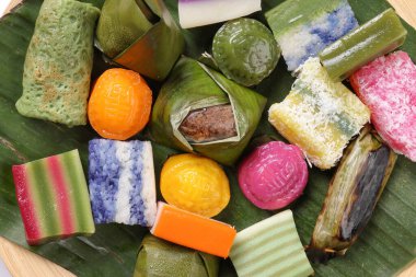 Varity Malezya Güney Doğu Asya nyonya kuih tatlı çöl sago salam pulut terkan inti koci bongkus koo lapis dol onde on de on yeşil muz yaprağı ahşap tabak