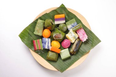 Varity Malezya Güney Doğu Asya nyonya kuih tatlı çöl sago salam pulut terkan inti koci bongkus koo lapis dol onde on de on yeşil muz yaprağı ahşap tabak