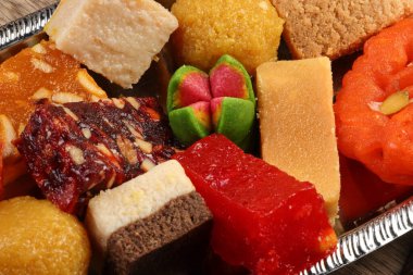 Hint tatlısının renkli çeşitleri jilepi jilapi amriti halva sondesh barfi laddu gümüş tepside geleneksel festival