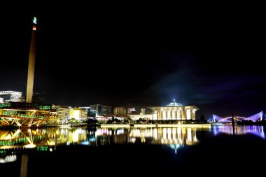 Göl anıt ve Tunku Mizan Zainal Abidin Camii