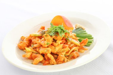 Tavuk kaşu fındık salata