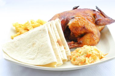 Arap ekmek ve patates cipsi ve lahana salatası ile ızgara tavuk