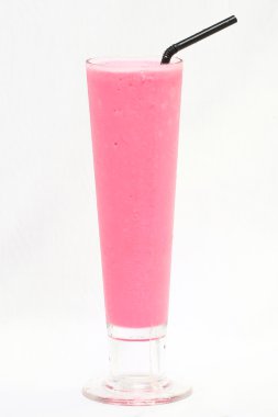 Çilekli uzun bir bardak süt 