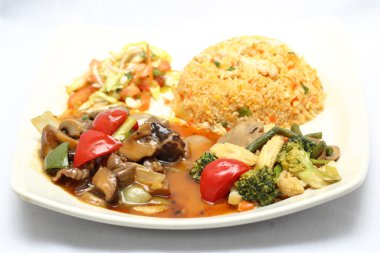 Merdiven kızarmış pilav sebze ve salata ile mantar biftek kızarmış