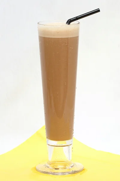 Batido de chocolate en vaso alto —  Fotos de Stock