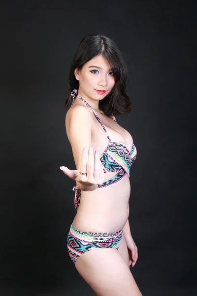 Femme asiatique en bikini — Photo