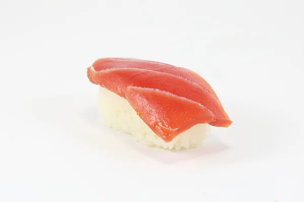 Sushi de atum r sobre fundo branco — Fotografia de Stock