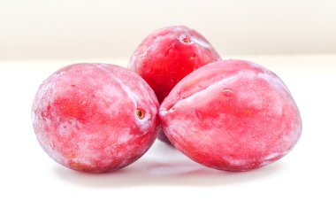 Olgun kırmızı Erik meyve