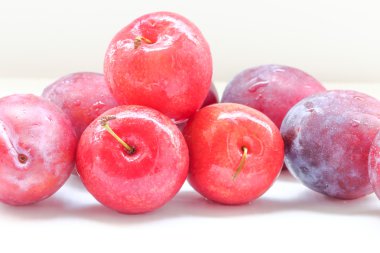 Olgun kırmızı Erik meyve