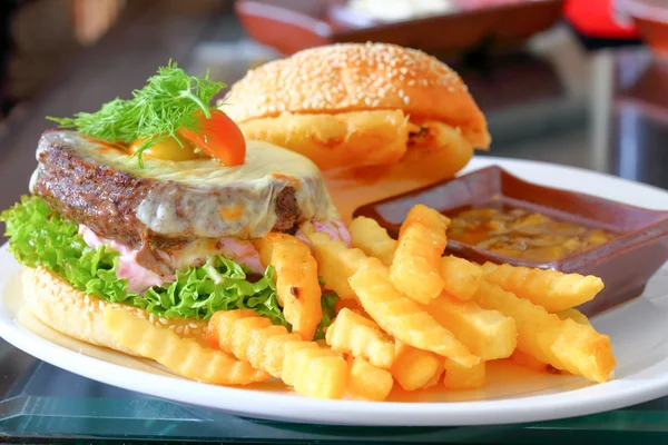 Hamburguesa de carne a la parrilla gourmet — Foto de Stock