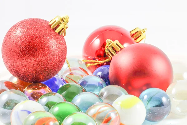 Weihnachtsdekoration und Glasmarmor — Stockfoto