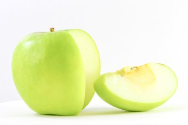 Yeşil elma ve dilim 