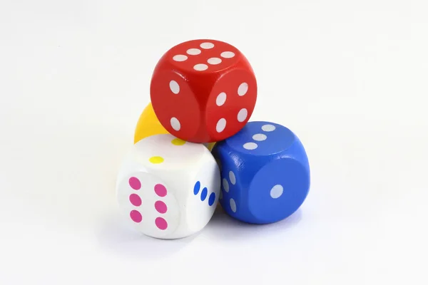 Červená modrá žlutá bílé dřevěné hrací kostky — Stock fotografie