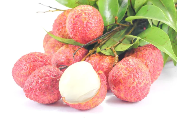 Litchi på vit bakgrund — Stockfoto