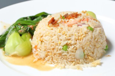 Merdiven kızarmış pilav karides ve sebze ile